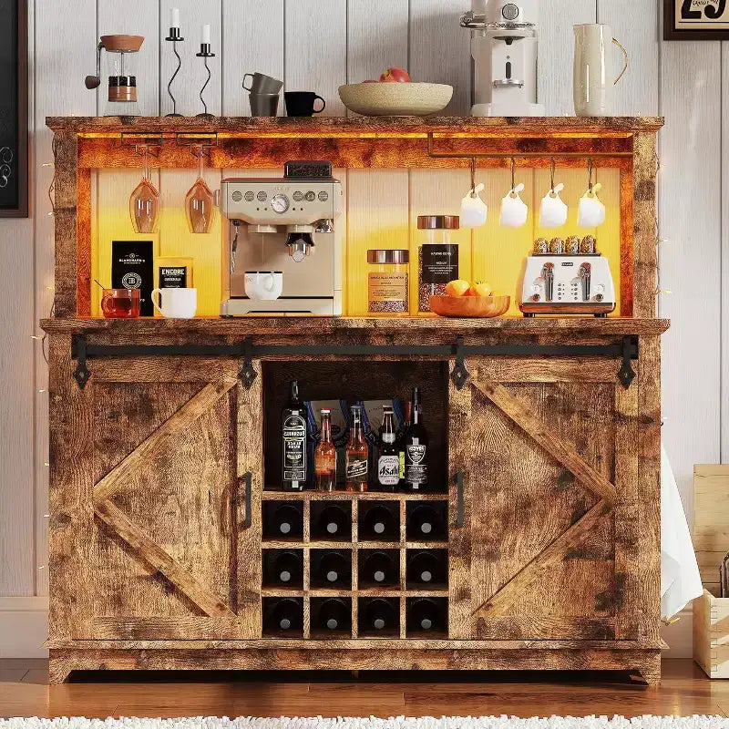 Mobile bar da 55 pollici con ante scorrevoli alla maniera di un fienile, illuminazione decorativa e hub multifunzione, portabicchieri da vino per la sala da pranzo