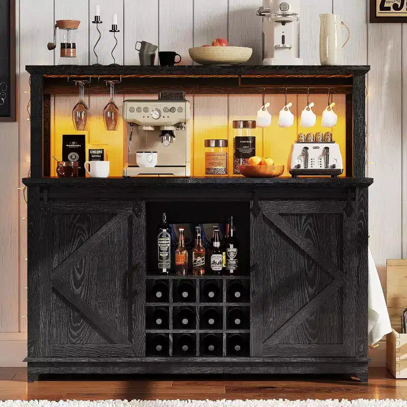Mobile bar da 55 pollici con ante scorrevoli alla maniera di un fienile, illuminazione decorativa e hub multifunzione, portabicchieri da vino per la sala da pranzo