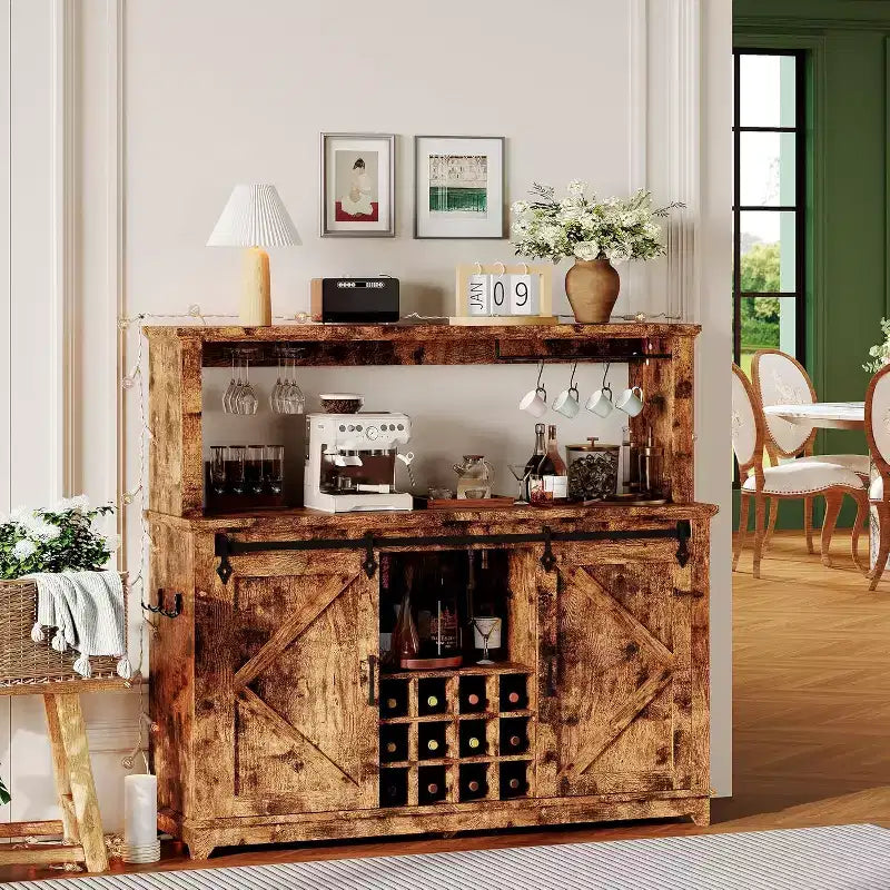 Mobile bar da 55 pollici con ante scorrevoli alla maniera di un fienile, illuminazione decorativa e hub multifunzione, portabicchieri da vino per la sala da pranzo