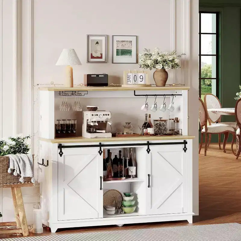 Mobile bar da 55 pollici con ante scorrevoli alla maniera di un fienile, illuminazione decorativa e hub multifunzione, portabicchieri da vino per la sala da pranzo