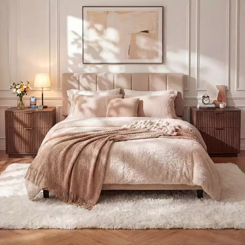 Comodino scanalato con stazione di ricarica, comodino a 2 cassetti Mid Century da 23 pollici, tavolino moderno curvo per camera da letto e soggiorno