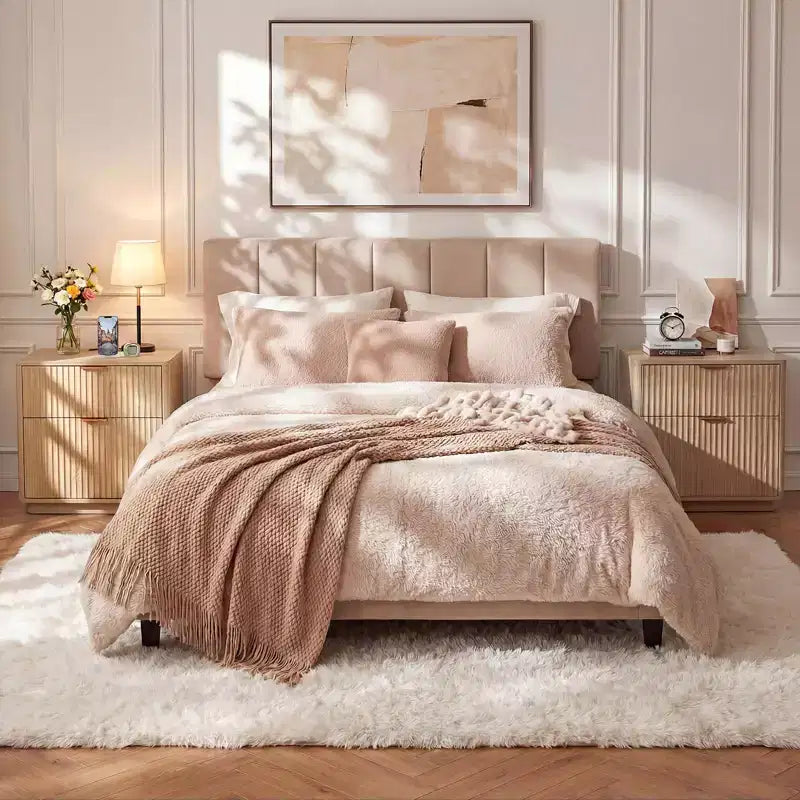 Comodino scanalato con stazione di ricarica, comodino a 2 cassetti Mid Century da 23 pollici, tavolino moderno curvo per camera da letto e soggiorno
