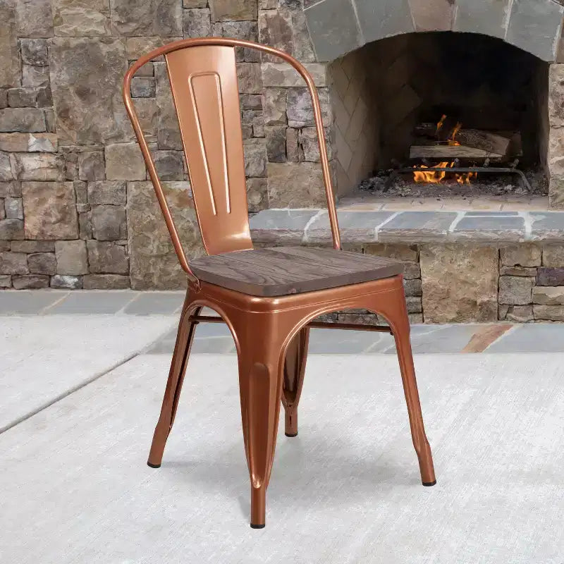 Sedia da pranzo impilabile in metallo colorato con seduta in legno